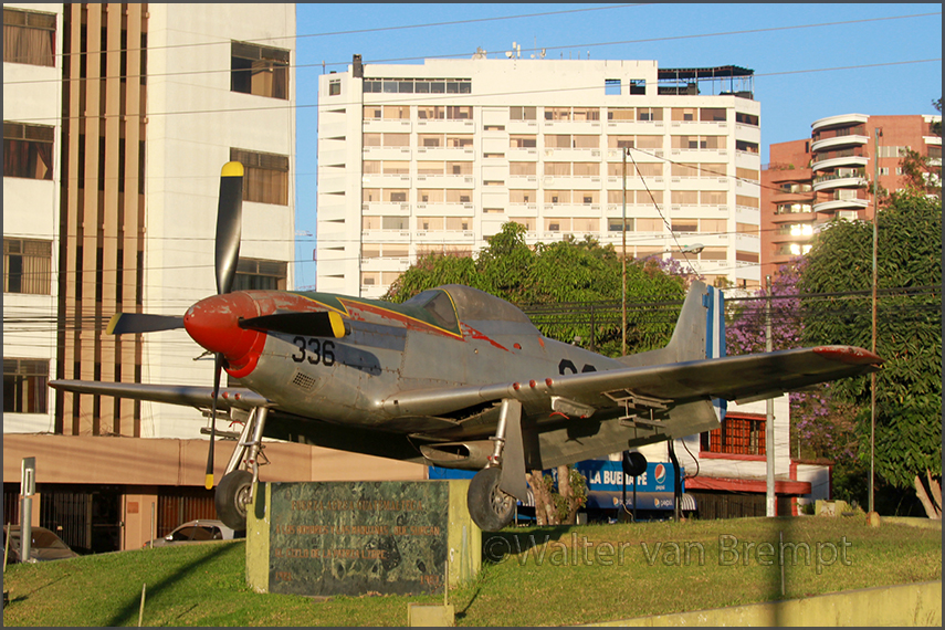 Vintage planes in Guatamala, by Walter van Brempt (2-2024)